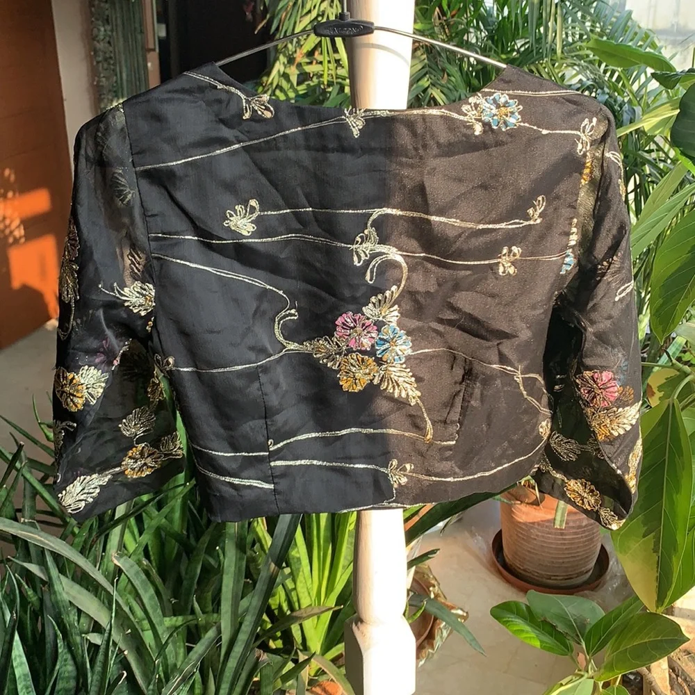 saree blouse. Back covered.Deep neck. Elbow sleeves. Can Wear as cropped top! - Picture 4 of 7